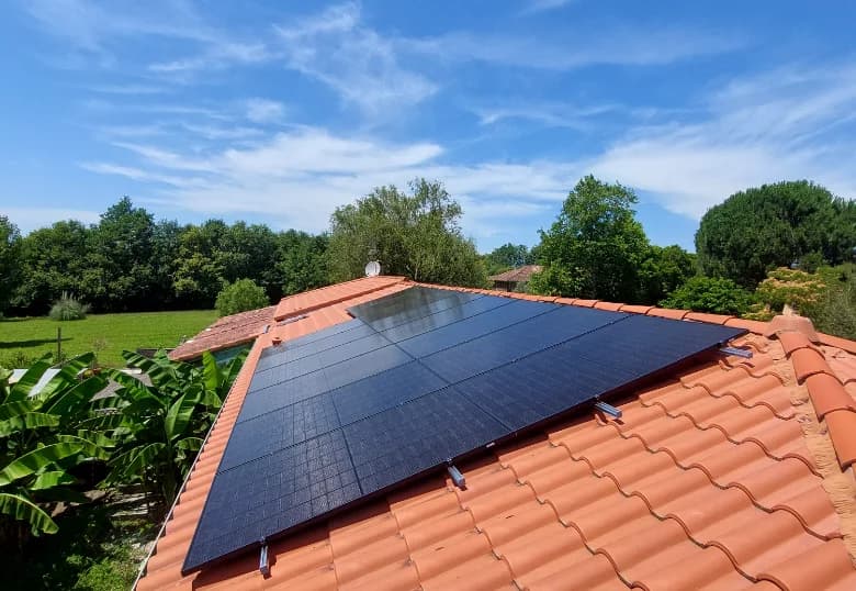 Installation de panneaux solaires par Eliance dans le Gers