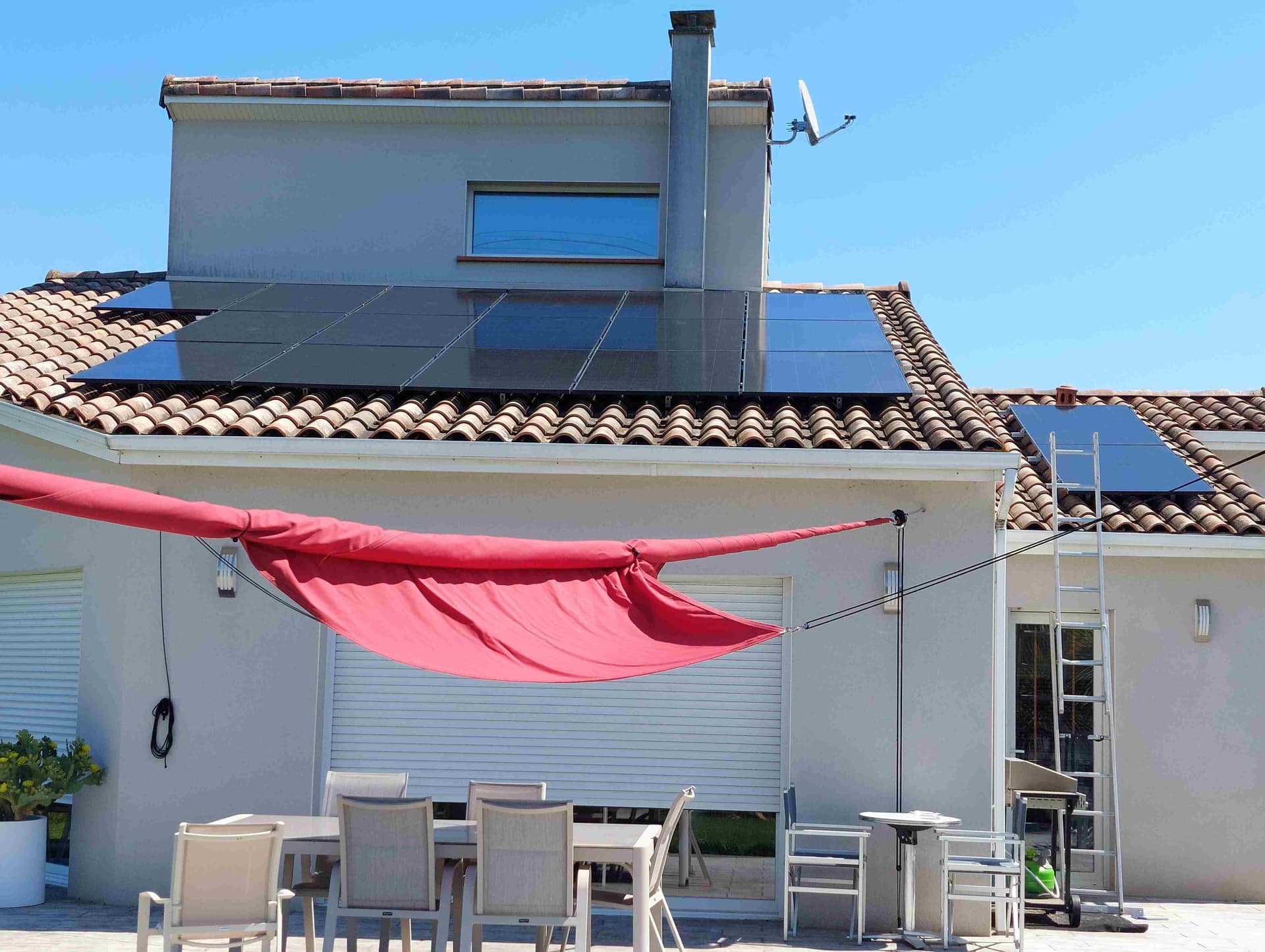 Installation de panneaux solaires par Eliance dans le Lot