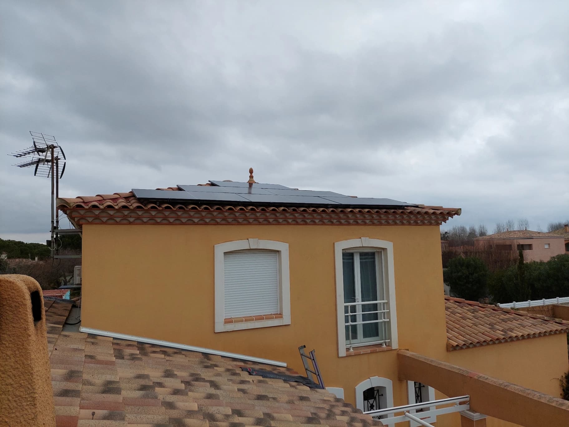 Installation de panneaux solaires par Eliance dans l'Hérault