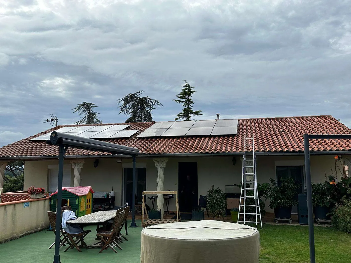 Toiture photovoltaïque réalisée par Eliance dans le Gers